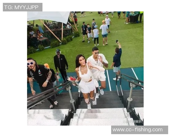 库兹马的超模女友分享观赛美照与对的人甜蜜恋爱令人羡慕 库兹马的超模女友分享观赛美照与对的人甜蜜恋爱令人羡慕